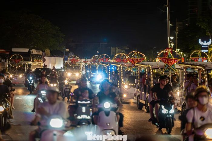 Trong khi đó, hơn 100 xe điện được trang trí với chủ đề trung thu kéo thành đoàn dài chạy trên tuyến đường dọc trung tâm khu du lịch đến bãi tắm tạo nên không khí sôi động thu hút khách du lịch.