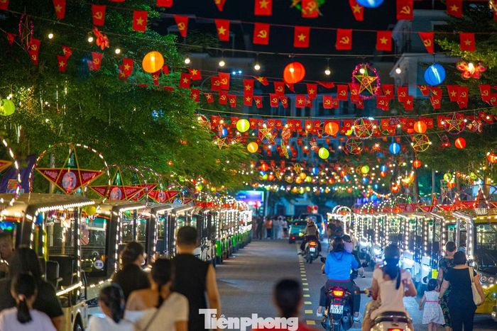Trên dọc tuyến đường dẫn vào trung tâm khu du lịch được trang trí cờ hoa, đèn lồng gắn liền với chủ đề tết trung thu. Cả con phố thủ phủ du lịch lớn nhất thành phố Quảng Ninh được phủ rất nhiều màu sắc với muôn kiểu đèn lồng rực rỡ, ánh đèn, đồ trang trí và nổi bật hơn cả là sắc đỏ thắm của quốc kỳ Việt Nam tung bay khắp nơi gợi nên bầu không khí lễ hội náo nhiệt và đầy cuốn hút.