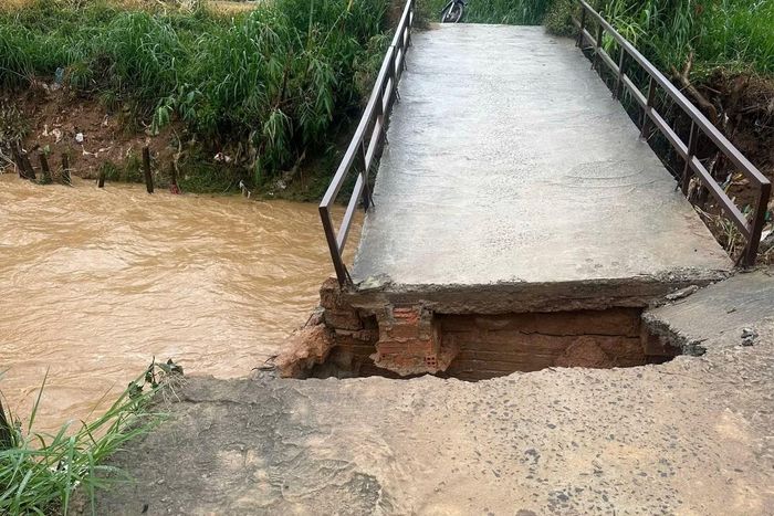 Cây cầu dân sinh ở xóm Ga, thôn Phú Thuận bị sập.