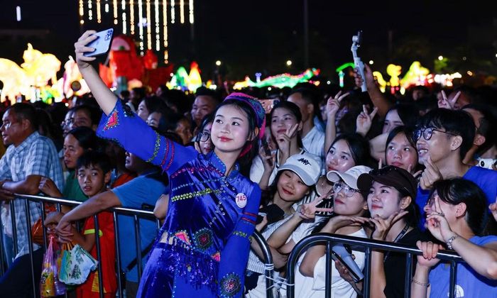 Lần đầu đứng trên sân khấu hàng chục nghìn khán giả, nhiều thí sinh cho biết đây là trải nghiệm đáng nhớ trong hành trình Hoa hậu Việt Nam 2026. Ảnh: Như Ý.