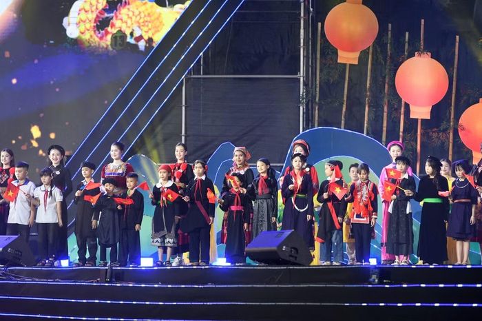 Các thí sinh Hoa hậu Việt Nam 2026 xuất hiện cùng 100 em nhỏ có hoàn cảnh khó khăn tại Tuyên Quang. Ảnh: Như Ý.