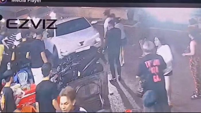 Khoảnh khắc ô tô lao vào nhóm người trước quán nhậu.