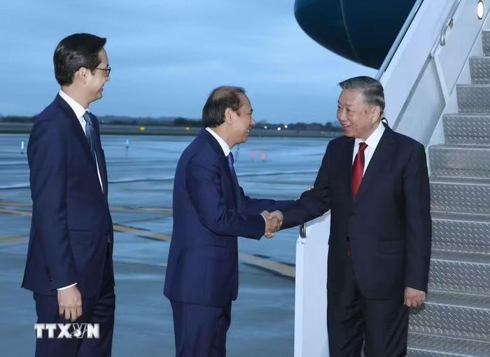  Đại sứ Việt Nam tại Mỹ Nguyễn Quốc Dũng và Đại sứ Đỗ Hùng Việt - Trưởng phái đoàn Thường trực Việt Nam tại Liên Hợp Quốc - đón Tổng Bí thư, Chủ tịch nước Tô Lâm tại sân bay quốc tế John F.Kennedy, thành phố New York. Ảnh: Thống Nhất/TTXVN. 