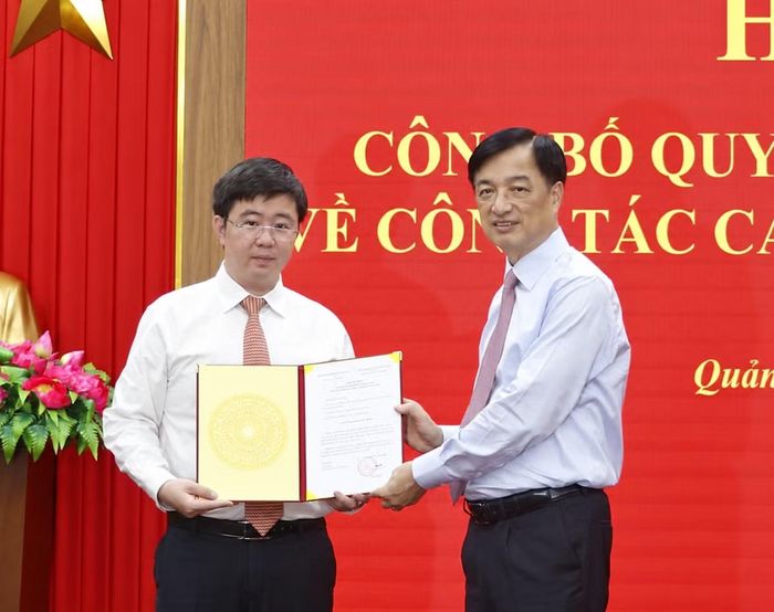 Trưởng Ban Tổ chức Trung ương Nguyễn Duy Ngọc trao Quyết định của Bộ Chính trị cho ông Bùi Hoàng Phương. Ảnh: TTXVN