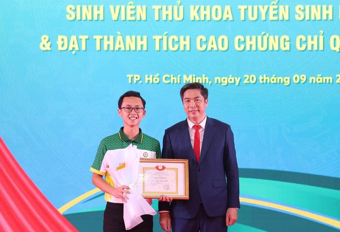 Lãnh đạo Học viện Tài chính trao khen thưởng cho các sinh viên thủ khoa kỳ tuyển sinh năm 2026 và đạt thành tích tiêu biểu.