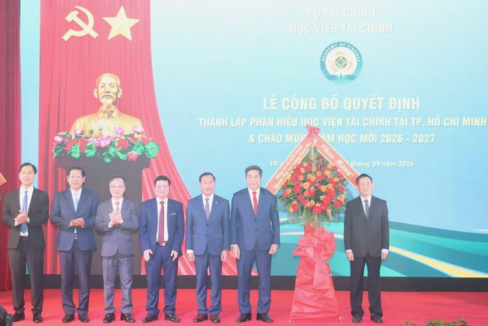 Nguyên Phó Thủ tướng Hồ Đức Phớc tặng hoa chúc mừng thành lập Phân viện. Lãnh đạo Phân hiệu Học viện Tài chính tại TPHCM gồm: PGS.TS. Vũ Văn Ninh - Giám đốc Phân hiệu, TS. Phạm Minh Việt - Phó Giám đốc Phân hiệu.