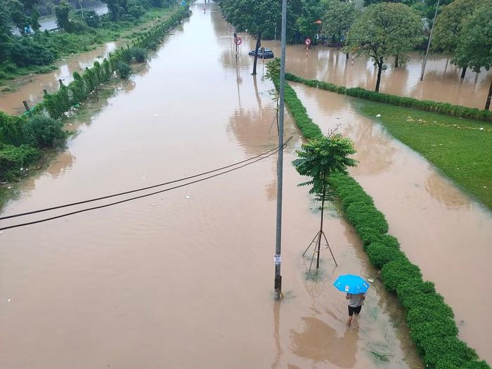 Đường gom Đại lộ Thăng Long đoạn Km26 - Km28 ngập sâu từ 0,7 m đến 1 m do nước sông Tích dâng cao, lực lượng chức năng đã cấm phương tiện qua lại để bảo đảm an toàn.
