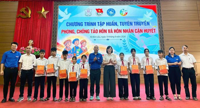 Ban Tổ chức trao tặng nhiều suất quà, học bổng tại chương trình. Ảnh: BTC
