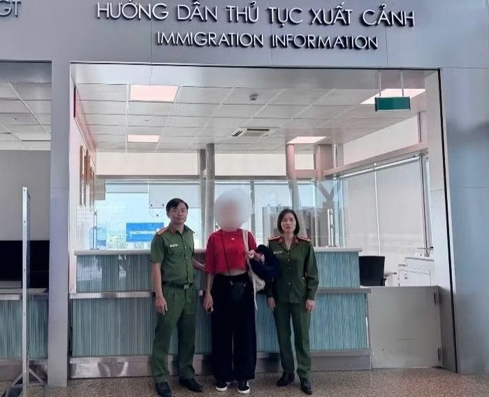 Lực lượng công an trục xuất Nikitina Iuliia tại Cảng hàng không quốc tế Cam Ranh. Ảnh: Công an tỉnh Khánh Hòa.