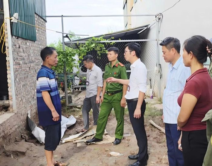 Cán bộ xã tuyên truyền, vận động người dân tự tháo dỡ công trình vi phạm. Ảnh: Xã Hát Môn