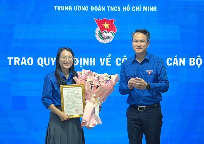Bí thư T.Ư Đoàn Nguyễn Kim Quy trao quyết định và tặng hoa chúc mừng chị Lê Hồng Nhung. Ảnh: KV