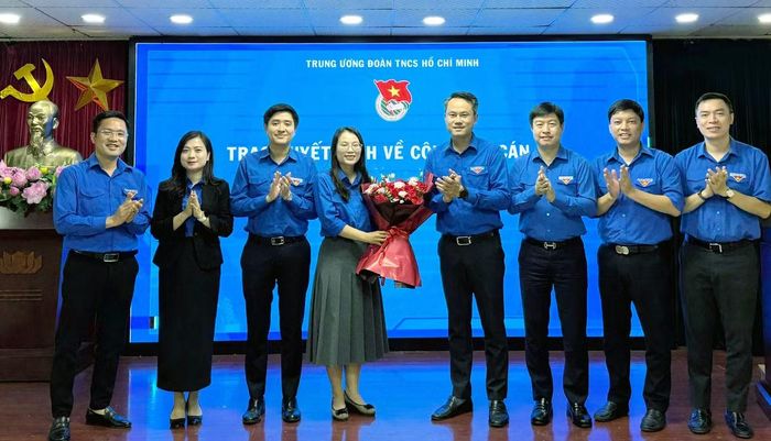 Lãnh đạo T.Ư Đoàn, Ban Công tác Thanh thiếu nhi chúc mừng chị Lê Hồng Nhung. Ảnh: KV