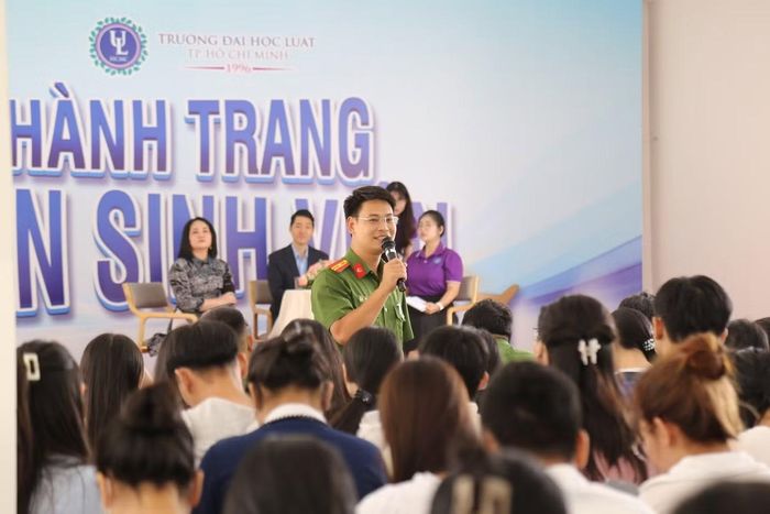 Công an tuyên truyền đến tân sinh viên Trường đại học Luật TPHCM cách nhận biết các thủ đoạn lừa đảo đầu năm học.