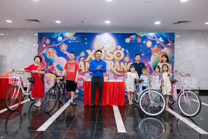 Nhiều phần quà may mắn đã tìm được chủ nhân, mang thêm niềm vui mùa Trung Thu cho các em nhỏ và gia đình.