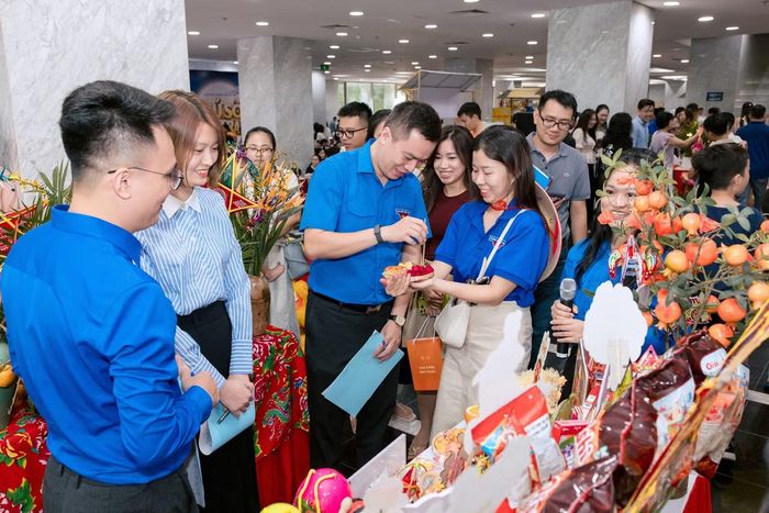 Phần thi bày mâm cỗ Trung Thu mang đậm dấu ấn tuổi trẻ và truyền hình gây ấn tượng với Ban Giám khảo và những người tham dự.