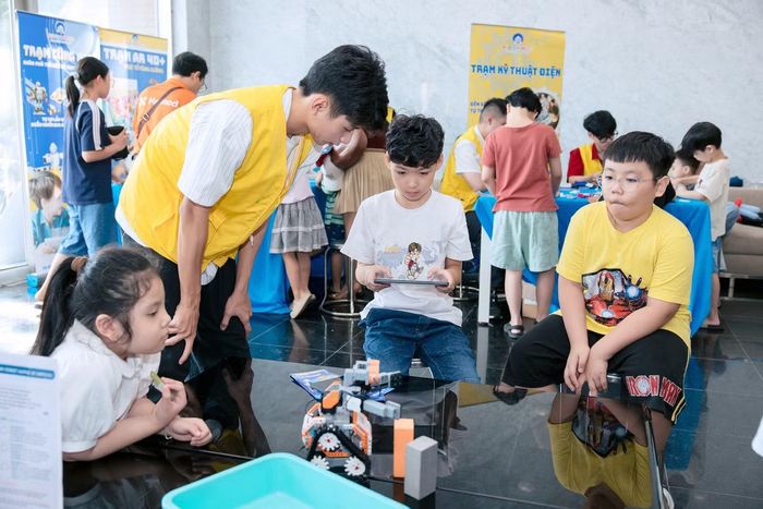 Ngoài các không gian truyền thống, các em còn được trải nghiệm khám phá khoa học, công nghệ, thiên văn, chăm sóc sức khỏe miễn phí.