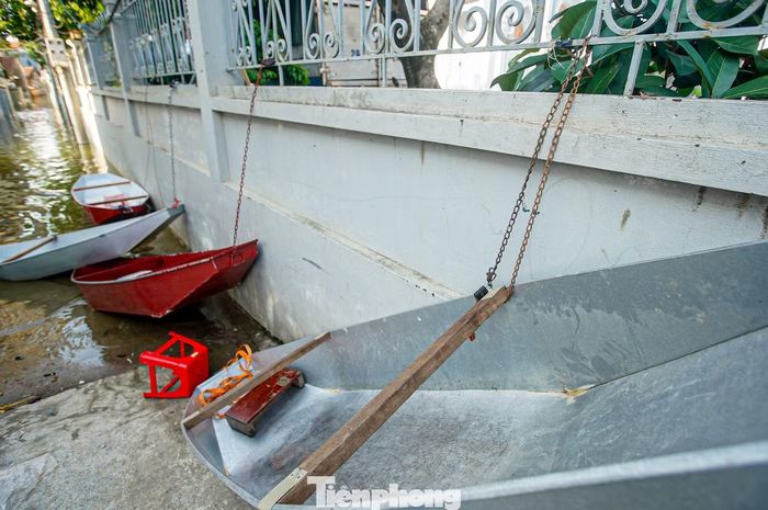 Tại “bến”, những chiếc thuyền được buộc, khóa sát tường. Nhiều gia đình gửi xe máy tại đây để tiếp tục đi làm, đi học.