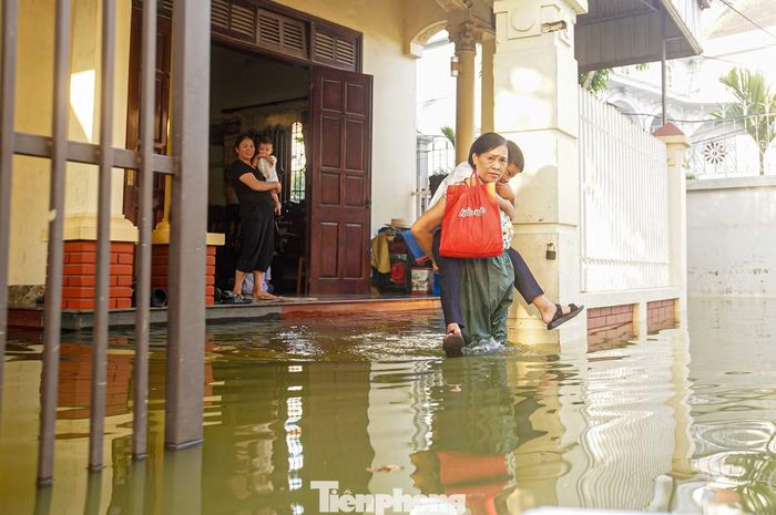 Nước bao quanh nhà khiến sinh hoạt của người dân bị ảnh hưởng. Việc nấu ăn, vận chuyển đồ đạc và đi lại đều gặp khó khăn. Bà Nga, người dân xã Trần Phú, cho biết nước đã bắt đầu rút nhưng rất chậm. Người dân vẫn theo dõi mực nước và lo ngại ngập kéo dài nếu tiếp tục có mưa.