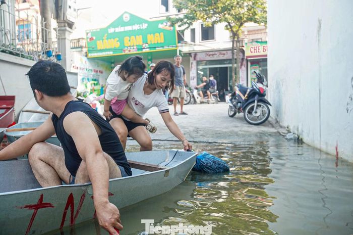 Theo người dân, nhiều nhà trong khu vực được xây nền cao để ứng phó với ngập lụt. Trong đợt ngập này, trẻ em và người cao tuổi được đưa tới nơi an toàn, một số người lớn ở lại trông coi nhà cửa, tài sản.