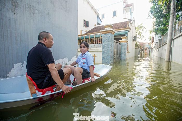 "Nhà tôi ngập gần 2 m, gia đình có 6 người nhưng thuyền chỉ chở được 2 người nên mỗi ngày phải đi lại nhiều lượt”, anh Mạnh, người dân xã Trần Phú, chia sẻ.