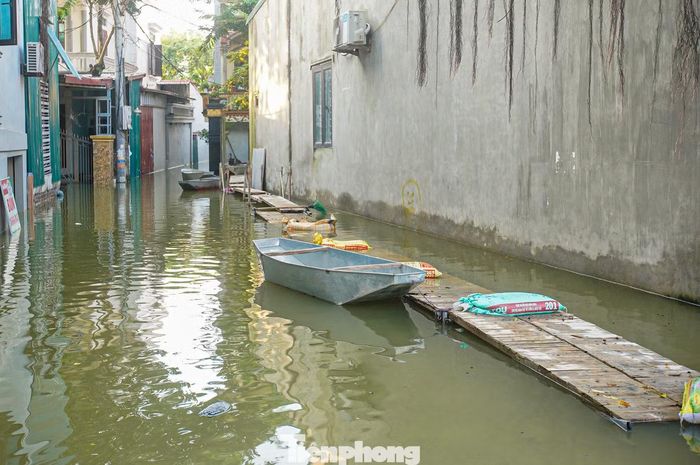 Theo người dân, ba năm gần đây năm nào khu vực này cũng xảy ra ngập, nhưng năm nay nước lên sâu và rút chậm hơn. Khi nhiều tuyến đường vẫn chìm trong nước, thuyền tiếp tục là phương tiện đi lại chính của các hộ dân.