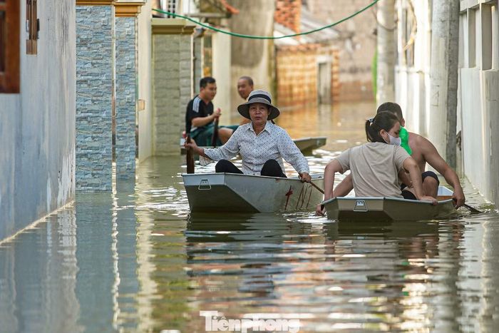 Mỗi ngày, người dân chèo thuyền qua những đoạn nước sâu để ra khu vực khô ráo. Đây là phương tiện đi lại chính trong những ngày nước chưa rút.