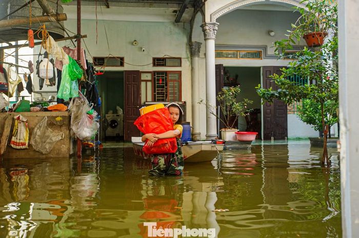 Sau nhiều ngày sống chung với nước lũ, người dân vẫn duy trì sinh hoạt thường ngày trong lúc chờ nước rút.