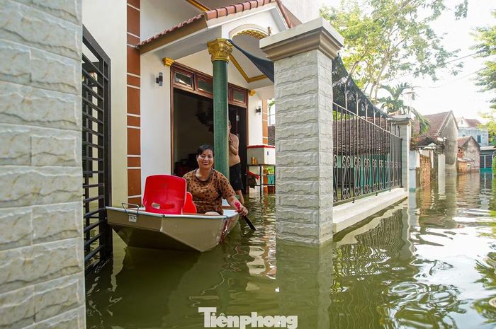  Theo một người dân xã Trần Phú, nhiều nhà trong khu vực được xây nền cao để ứng phó với tình trạng ngập. Trong đợt này, trẻ em và người cao tuổi được đưa đi sơ tán, một số người lớn ở lại trông coi tài sản và sử dụng thuyền để di chuyển. 