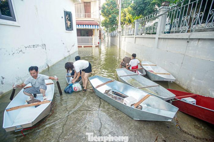 Tại khu vực Khôn Duy, một “bến thuyền” hình thành ngay đầu đoạn đường ngập, trở thành điểm người dân lên xuống thuyền khi ra vào khu dân cư.