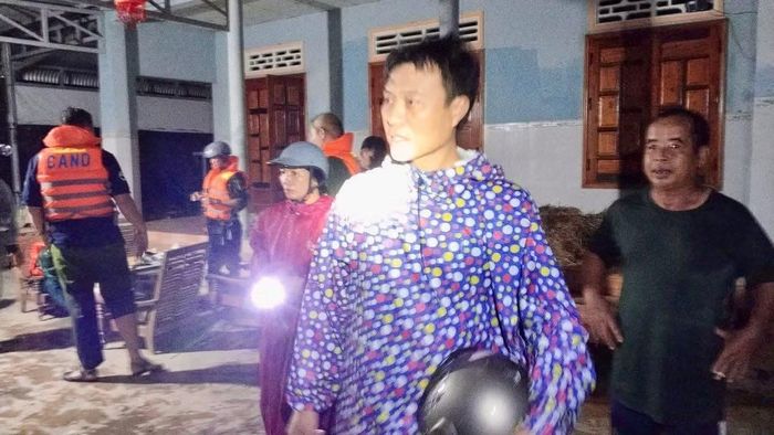 Đến sáng 21/9, người dân trở về nhà, bắt tay khắc phục hậu quả. Lực lượng chức năng tiếp tục kiểm tra các khu vực bị ảnh hưởng, trong đó xử lý một vị trí giao thông bị sạt lở nhẹ.