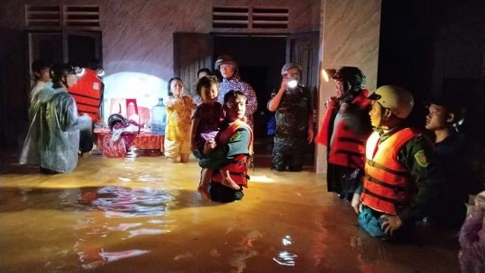 Theo ghi nhận ban đầu, khoảng 25 căn nhà cùng một số công trình phụ của người dân bị ngập. Một số diện tích cây trồng, ao cá và tài sản cũng bị ảnh hưởng. Tổng thiệt hại ban đầu ước khoảng 1 tỷ đồng.