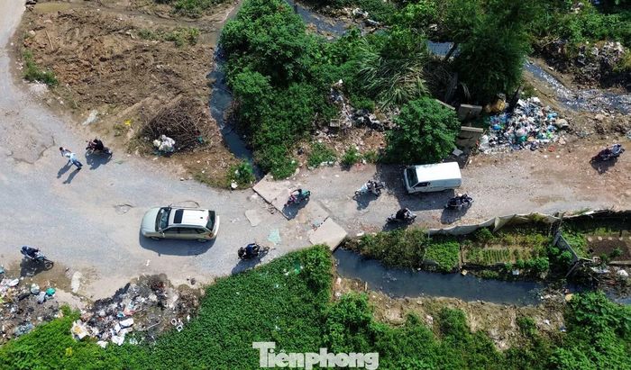 Sau đợt mưa lớn, bùn đất và nước vẫn đọng tại một số vị trí thấp trên đường.