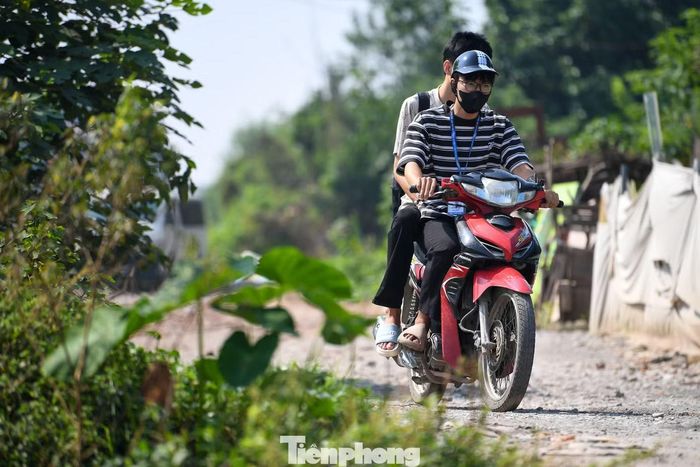 Công trường chiếm một phần diện tích mặt đường, khiến không gian lưu thông bị thu hẹp. Người đi xe máy phải giảm tốc độ ở các đoạn đang thi công dang dở.