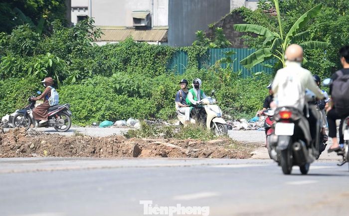 Phố Viên còn một số đoạn đang được thi công dang dở. Mặt đường chưa được hoàn thiện đồng bộ, một số vị trí chênh cao thấp.