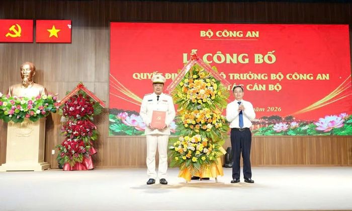 Bí thư Thành ủy Huế Nguyễn Đình Trung trao quyết định chỉ định Đại tá Nguyễn Đình Dương tham gia Ban Chấp hành, Ban Thường vụ, giữ chức Bí thư Đảng ủy Công an TP Huế.