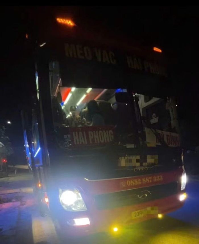 Xe khách biển số 23H-012.XX chở số người vượt hơn gấp đôi thiết kế trên Quốc lộ 4C. Ảnh: Cục CSGT