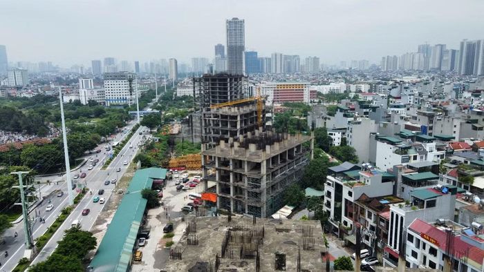 Đề xuất thí điểm cơ chế Nhà nước mua lại dự án nhà ở thương mại của chủ đầu tư không còn khả năng thực hiện hoặc không thể chuyển nhượng. Trong ảnh: Dự án Usilk City (Hà Nội) dang dở nhiều năm. Ảnh: Phan Thiên.