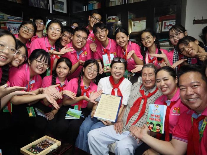 Nhạc sĩ Phạm Tuyên giao lưu cùng khán giả tại nhà riêng.