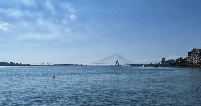 Chỉ cần một góc máy đủ rộng, đặc điểm “bất đối xứng” hiện ra rất rõ: Một bên là nhịp cầu chính dài khoảng 450 m, phía còn lại chỉ khoảng 175 m. Chính sự chênh lệch này tạo nên hình dáng khác biệt của Đạm Giang. Không chỉ là một công trình giao thông, cây cầu đang trở thành một biểu tượng mới của Đài Loan, Trung Quốc.