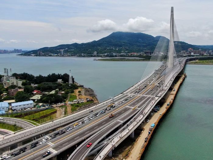 Giữa cửa sông Đạm Thủy là một cây cầu đặc biệt. Không đối xứng, không sử dụng hệ thống trụ tháp đôi quen thuộc, cầu Đạm Giang gây ấn tượng ngay từ cái nhìn đầu tiên bởi một trụ tháp khổng lồ vươn cao và những sợi cáp trải dài như những đường nét của một tác phẩm điêu khắc. Ảnh: Taiwan Today.