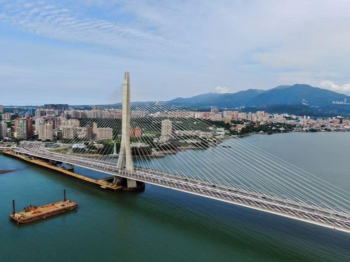 Với chiều dài hơn 900 m, với một trụ tháp cao 200 m và kết cấu dây văng một trụ bất đối xứng, Đạm Giang được giới thiệu là cây cầu dây văng một trụ bất đối xứng dài nhất thế giới. Tổng vốn đầu tư 400 triệu USD, cầu Đạm Giang tại Đài Loan chính thức thông xe sau 30 năm chuẩn bị, khả năng chịu động đất trên 7 độ. Ảnh: Taiwan Today.