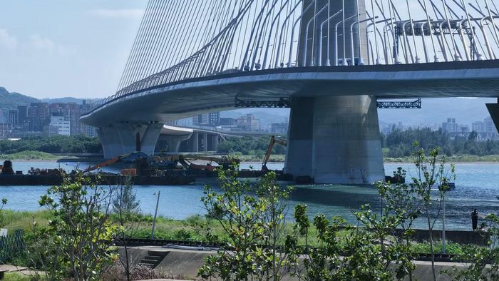 Cầu không chỉ được đặt lên dòng sông. vị trí của trụ chính cũng được tính toán để hạn chế ảnh hưởng tới giao thông đường thủy và hệ sinh thái vùng đất ngập nước tại cửa sông. Đây cũng là lý do hình dáng đặc biệt của cây cầu không đơn thuần là câu chuyện về thẩm mỹ.