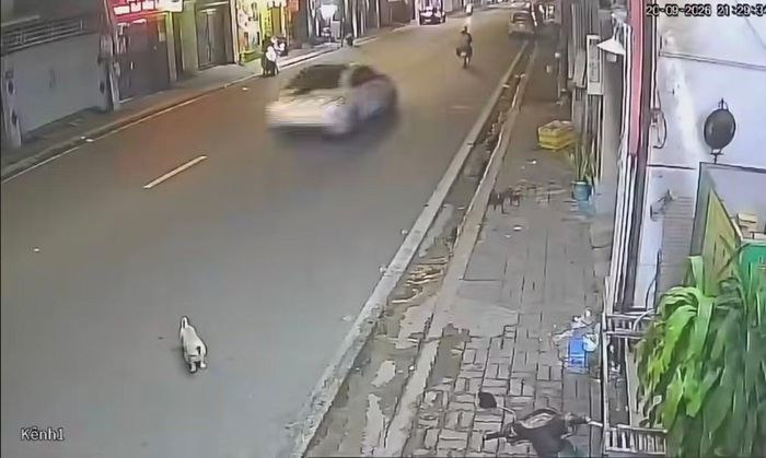 Hình ảnh ghi lại ô tô 4 chỗ trước khi va chạm với xe máy (ảnh chụp màn hình).