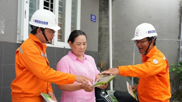 Nhân viên CTĐL Đất Đỏ trực tiếp tuyên truyền, hướng dẫn người dân các biện pháp sử dụng điện an toàn trong mùa mưa bão.