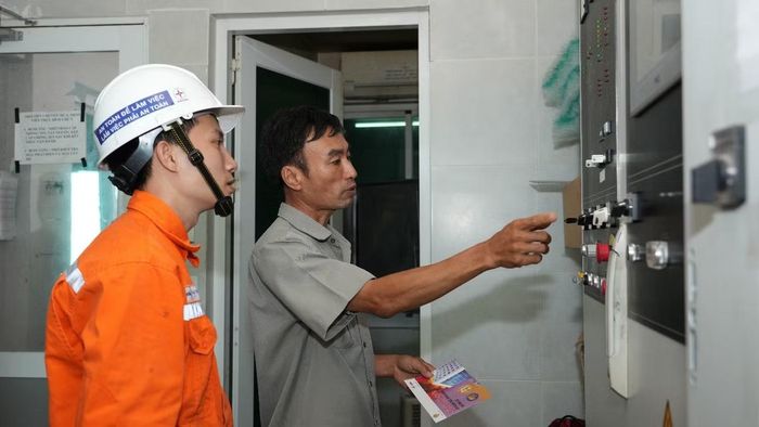 Nhân viên CTĐL Vũng Tàu phối hợp với khách hàng kiểm tra hệ thống điện, kịp thời nhận diện và xử lý các nguy cơ mất an toàn trước mùa mưa bão.