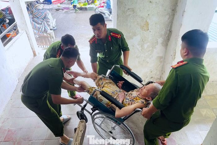 Chính quyền địa phương vận động di dời và di dời người dân mùa mưa bão.