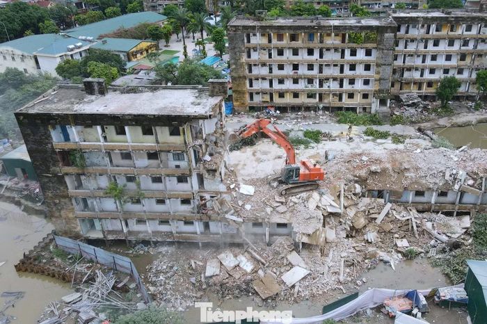Máy móc được huy động để phá dỡ các tòa chung cư.