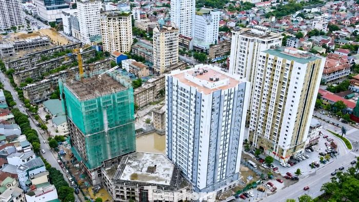 Các toà chung cư tái định cư đang được hoàn thiện.