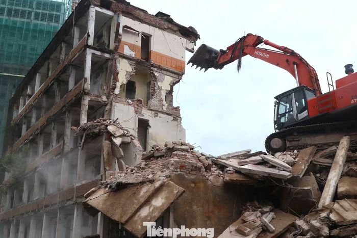 Máy móc phá dỡ các tòa nhà xuống cấp.