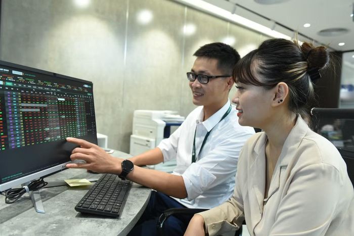 Ước tính từ FTSE Russell, tổng nguồn vốn thụ động giải ngân vào thị trường chứng khoán Việt Nam sau nâng hạng có thể lên tới 6 tỷ USD. Ảnh: Nhật Minh.